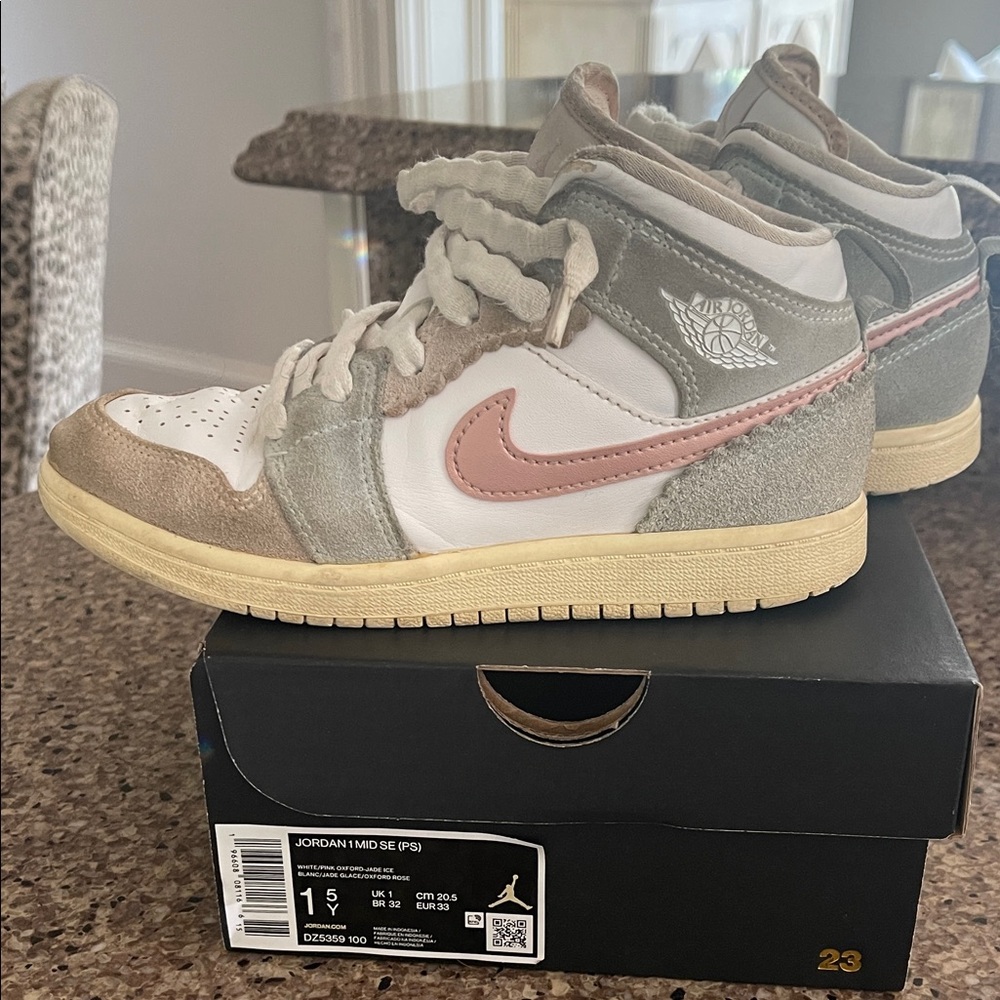 Jordan 1Mid SE